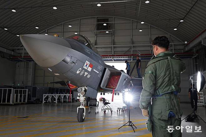 20일 경남 사천 한국항공우주산업(KAI) 제2 격납고에서 박지원 KAI 고정익개발본부 시험비행 조종사가 시제 6호기 정비 과정을 지켜보고 있다. 사천=박형기 기자 oneshot@donga.com