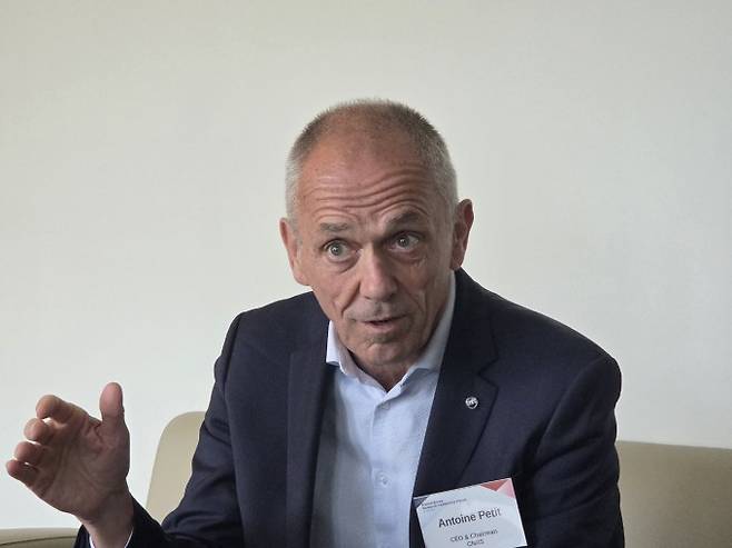 앙투안 프티 프랑스 국립과학원(CNRS) 원장이 24일 연세대 IBS관에서 열린 '한-불 연구 리더십 포럼'에서 인터뷰하고 있다. IBS 제공