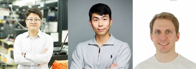 (왼쪽부터) 김철홍 포스텍 전자전기공학과·IT융합공학과·기계공학과·융합대학원 교수, 박정우 경북대 의생명융합공학과 교수, 비야르네 펄버그 포스텍 석사(제1저자). 포스텍 제공.