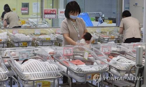 신생아 보살피는 의료진 [연합뉴스]