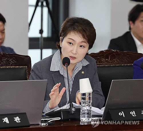 지난 2024년 10월 17일 울산시 중구 한국석유공사에서 열린 국회 산업통상자원중소벤처기업위원회의 한국석유공사 등 12개 기관에 대한 국정감사에서 더불어민주당 이언주 의원이 발언하고 있다. [울산=연합뉴스]