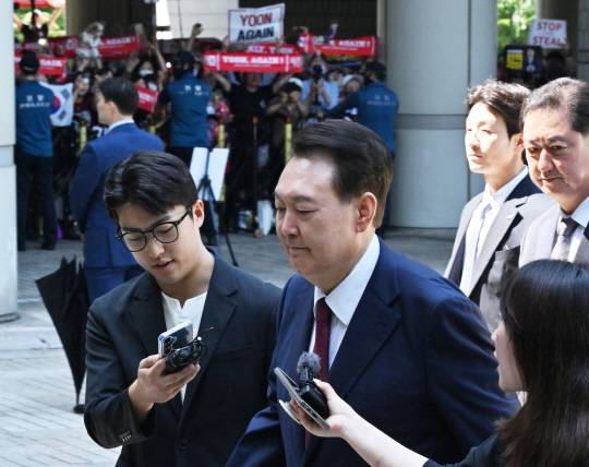 지난 6월23일 윤석열 전 대통령이 서울 서초구 서울중앙지방법원에서 열린 내란 우두머리 혐의·직권남용 권리행사 방해 혐의 사건 8차 공판에 출석하고 있다.<사진공동취재단·연합뉴스>