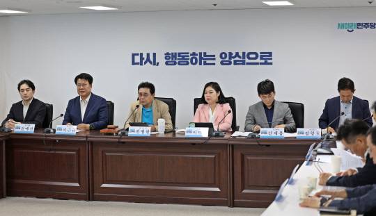 25일 오전 서울 여의도 새미래민주당 당사에서 열린 최고위원회의 중 전병헌 당대표가 발언하고 있다. 왼쪽부터 새민주 진예찬 최고위원, 이근규 최고위원, 전병헌 대표, 이미영 수석최고위원, 신재용 최고위원, 정형호 최고위원 등.<새미래민주당 제공 사진>