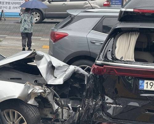 도곡동서 80대 몰던 승용차가 차량 3대 추돌[독자 제공=연합뉴스]