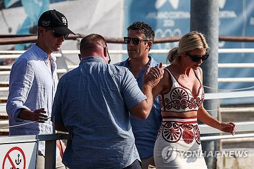 베이조스 결혼식 위해 베네치아 도착한 이방카와 남편 쿠슈너. [로이터=연합뉴스]