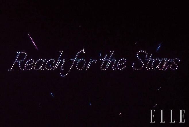 교토의 밤을 아름답게 수놓은 드론 쇼.