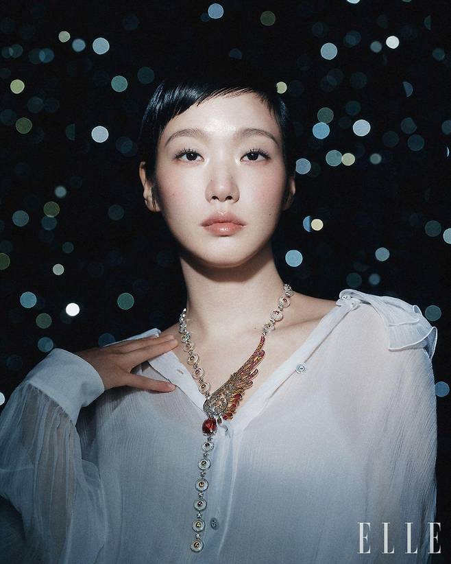 화이트 골드에 다이아몬드와 가넷, 사파이어, 스피넬, 락 크리스탈로 완성한 낱개모양을 만들고 가운데 20.64캐럿의 오벌 컷 임페리얼 토파즈를 세팅한 써니 데이즈 네크리스는 Chanel High Jewelry.