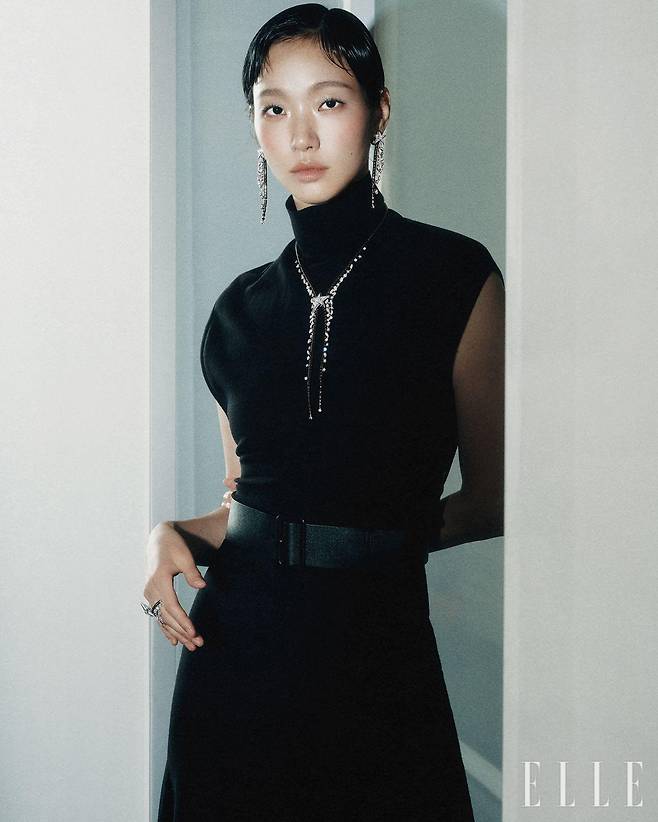 화이트골드에 블랙 코팅 골드와 다이아몬드를 세팅했으며 펜던트를 분리해 짧게 연출할 수 있는 드림 컴 트루 네크리스, 화이트골드에 블랙 코팅 골드와 다이아몬드를 세팅한 드림 컴 트루 이어링, 3.08캐럿의 브릴리언트 컷 다이아몬드와 0.50캐럿의 브릴리언트 컷 다이아몬드를 함께 세팅한 드림 컴 트루 링은 모두 Chanel High Jewelry.