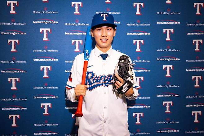 광주일고 투수 겸 내야수 김성준이 18일(현지 시간) 미국 텍사스주 알링턴 글로브 라이프 파크에서 열린 텍사스 레인저스 입단식에서 포즈를 취하고 있다.김성준은 내년 고등학교 졸업 후 텍사스에 합류할 예정이다.뉴시스