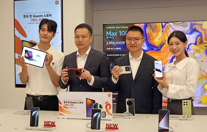 조니 우 샤오미코리아 사장(왼쪽 두 번째)과 앤드류 리 샤오미 동아시아 총괄(쪽 세번째)이 25일 서울 영등포구 여의도 샤오미 스토어 서울 IFC몰 여의도점에서 열린 첫 공식 오프라인 매장 오픈 기념행사에서 모델들과 함께 제품을 소개하고 있다. 사진=박범준 기자.