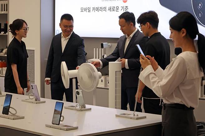 앤드류 리 샤오미 동아시아 총괄(왼쪽 두번째)과 조니 우 샤오미코리아 사장(가운데)이 25일 서울 영등포구 여의도 샤오미 스토어 서울 IFC몰 여의도점에서 열린 첫 공식 오프라인 매장 오픈 기념행사에서 매장을 둘러보고 있다. 사진=박범준 기자.