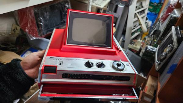 귀한 개조 제품들 CRT가 아래로 내려간다