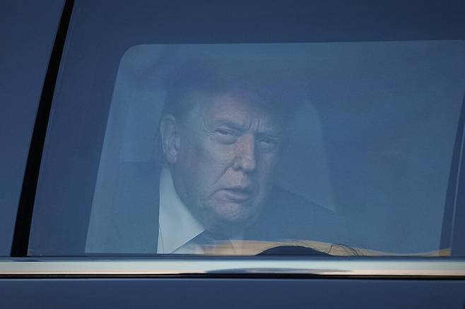 도널드 트럼프 미국 대통령이 24일 네덜란드 헤이그에서 열리는 나토(NATO) 정상회의를 앞두고 파레이스 하위스 텐 보슈궁에서 열린 공식 만찬에 도착하고 있다. 헤이그/AP 연합뉴스