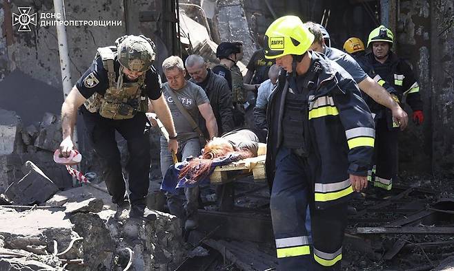 24일(현지시각) 낮 우크라이나 드니프로 지역에 러시아가 발사한 탄도미사일 공격으로 최소 17명이 다치고 200여명이 부상을 입었다. AP연합뉴스