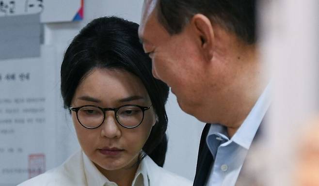 윤석열 전 대통령과 부인 김건희씨가 6월3일 서울 서초구 원명초등학교에 마련된 서초구 제3투표소에서 투표를 하기 위해 줄을 서 있다. 공동취재사진