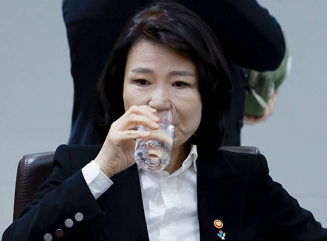 이진숙 방송통신위원장이 24일 서울 용산 대통령실 청사에서 열린 국무회의에 참석해 물을 마시고 있다. 연합뉴스