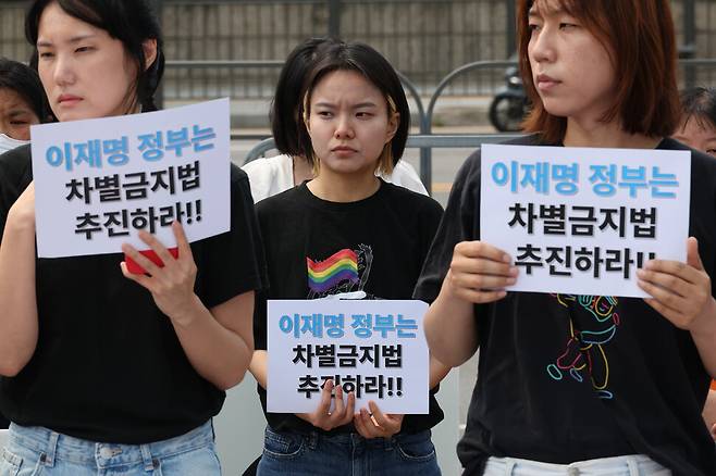 차별금지법제정연대가 2025년 6월17일 오전 서울 용산구 용산 대통령실 앞에서 기자회견을 하고 있다. 한겨레 정용일 선임기자