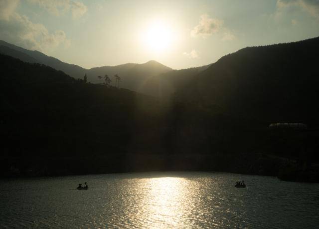 강원 동해시 무릉별유천지 청옥호에서 시민들이 오리배를 타고 있다.