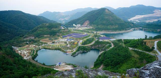 강원 동해시 무릉별유천지를 둘러싼 금곡호(왼쪽)와 청옥호.