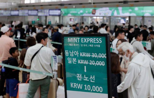 여행객들이 9일 인천국제공항 제1여객터미널에서 일본행 항공편 탑승 수속을 기다리고 있다. 뉴시스