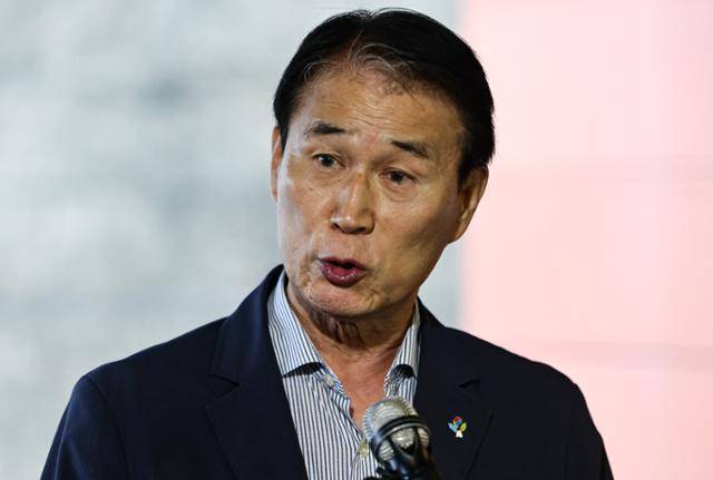 권오을 국가보훈부 장관 후보자가 서울 중구 서울스퀘어에 마련된 인사청문회 사무실로 출근하며 취재진 질문에 답하고 있다. 뉴스1