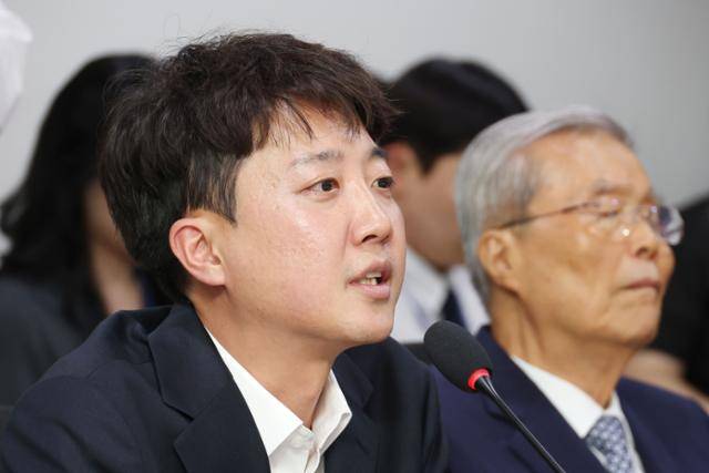 이준석(왼쪽) 개혁신당 의원이 23일 서울 여의도 국회 의원회관에서 열린 대선 평가 세미나에 참석해 기념사를 하고 있다. 뉴스1