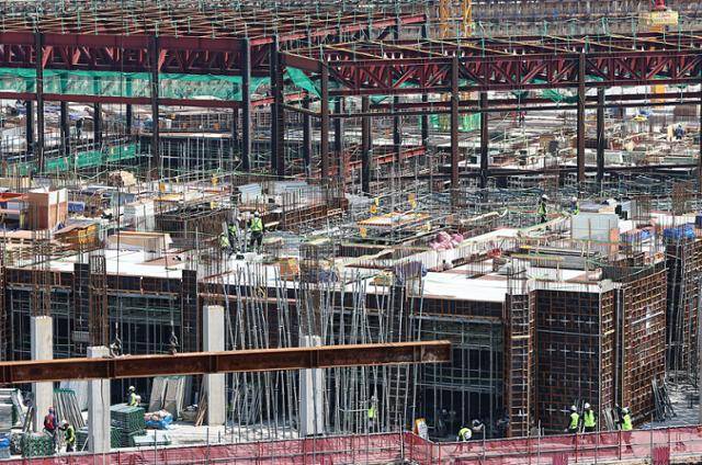 25일 고용노동부가 한국산업안전보건공단과 함께 폭염 및 호우 취약 사업장 6만6,300곳에 대한 현장 점검을 실시한다고 밝혔다. 사진은 23일 서울 시내 한 아파트 건설현장에서 노동자들이 작업하는 모습. 뉴스1