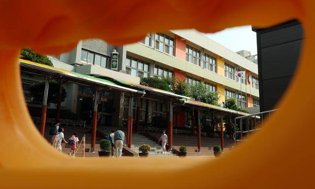 학기 초 건물 안전 등급 문제로 개학이 연기됐던 서울 서대문구 북성초의 해당 건물이 최근 E등급 판정을 받은 것으로 확인됐다. E등급은 건물 안전 등급 가운데 가장 낮은 등급으로, 서울 초중고교 가운데 E등급은 이번 사례가 처음이다. 사진은 17일 북성초교 모습. 뉴스1