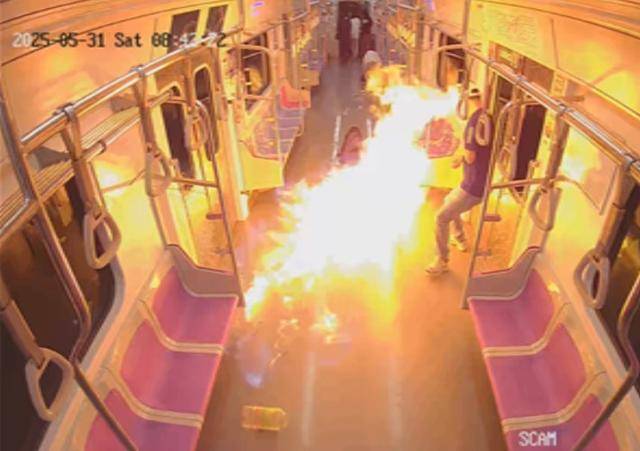 지난달 31일 서울 지하철 5호선 열차에 방화한 혐의로 구속 기소된 원모씨가 범행 당시 불을 지르는 모습. 서울남부지검 제공