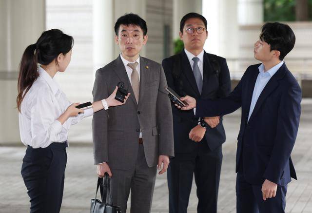 김용현 전 국방부 장관에 대한 구속영장 심문이 진행된 25일 서초구 서울중앙지법에서 김 전 장관의 변호인인 이하상(왼쪽 두 번째) 변호사가 취재진 질문에 답하고 있다. 연합뉴스