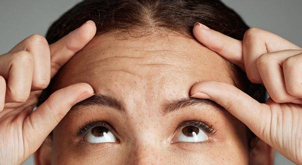 이마에 주름을 잡을 수 없으면 말초 안면신경마비, 이마에 주름을 잡을 수 있으면 중추 안면신경마비로 판별할 수 있다​./사진=게티이미지뱅크