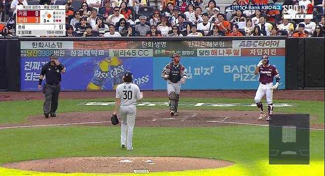 지난 22일 대전 경기에서 신경전을 벌이는 임지열과 폰세의 모습. 스포티비, 티빙 캡처