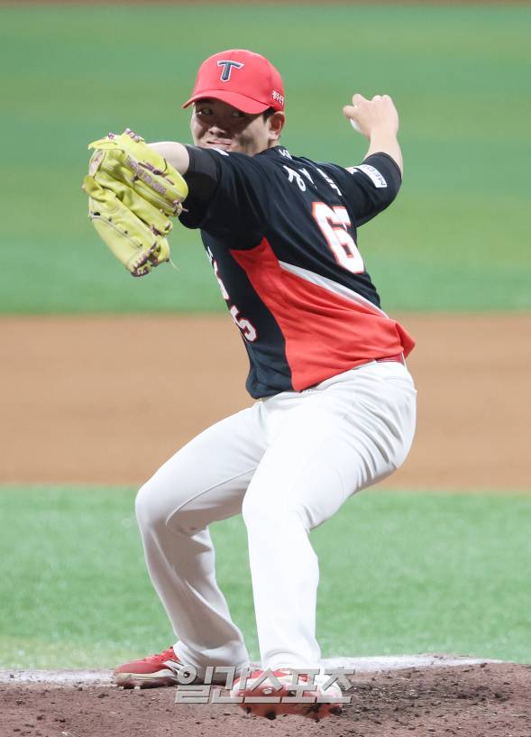 2025 KB0리그 프로야구 키움 히어로즈와 KIA 타이거즈의 경기가 24일 오후 서울 고척스카이돔에서 열렸다. 6회말 성영탁이 구원등판해 역투하고 있다. 고척=김민규 기자&nbsp; /2025.06.24/