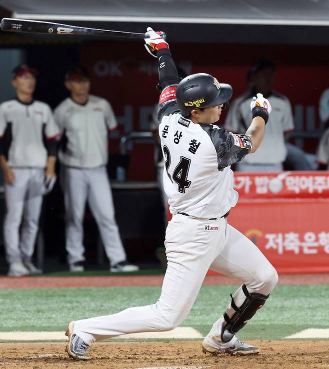 24일 오후 수원 KT위즈파크에서 열린 2025 프로야구 LG와 KT 경기. KT 문상철이 7회 좌월 2점 홈런을 날리고 있다. 수원=정시종 기자 capa@edaily.co.kr /2025.06.24.