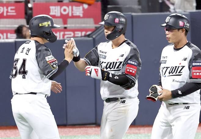 24일 오후 수원 KT위즈파크에서 열린 2025 프로야구 LG와 KT 경기. KT 문상철이 7회 좌월 2점 홈런을 날리고 그라운드를 돌고 있다. 수원=정시종 기자 capa@edaily.co.kr /2025.06.24.