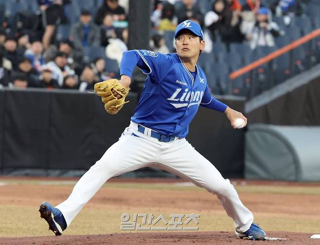 17일 오후 대전 한화생명 볼파크에서 열린 '2025 신한 SOL Bank KBO리그' 삼성 라이온즈와 한화 이글스의 시범경기. 삼성 선발 백정현이 힘차게 공을 던지고있다. 대전=정시종 기자 capa@edaily.co.kr /2025.03.17.