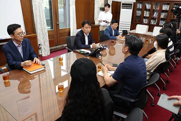 김영환(윗줄 가운데) 도지사 등 충북도와 오송참사유가족협의회가 24일 오송 지하차도 참사 2주기를 앞두고 충북도청에서 추모행사 운영에 관한 논의를 하고 있다. 2025. 06. 24. [사진=충북도]