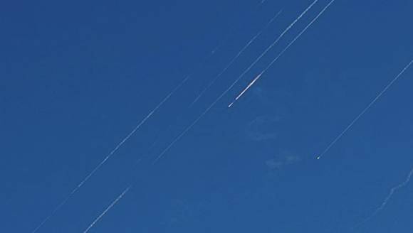 22일 이란에서 발사돼 이스라엘로 날아가는 미사일이 이스라엘군 점령지인 요르단강 서안지구 내 헤브론의 상공에서 촬영됐다.  [사진=로이터/연합뉴스 제공]