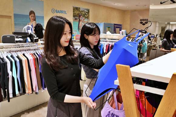 서울 중구 소공동 롯데백화점 본점 에비뉴엘 4층 수영복 매장에서 여름 제품을 구경하는 고객의 모습. [사진=롯데백화점]