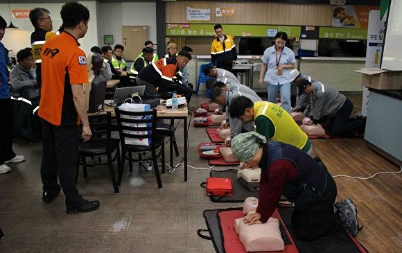 HD현대삼호 민·관 합동 소방응급훈련에 참여한 관계자들이 심폐소생술 실습을 하고 있다. [사진=HD현대삼호]