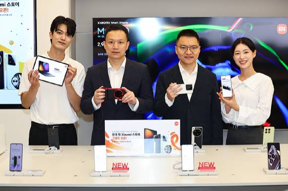 앤드류 리 샤오미 동아시아 총괄(오른쪽 두번째)과 조니 우 샤오미코리아 사장(왼쪽 두번째)이 25일 서울 여의도 샤오미 스토어 서울 IFC몰 여의도점에서 열린 첫 공식 오프라인 매장 오픈 기념행사에서 모델들과 함께 제품을 소개하고 있다. [사진=연합뉴스]