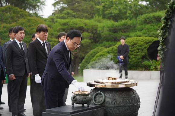 이용배 현대로템 대표이사가 25일 국립서울현충원 현충탑에서 순국선열 및 호국 영령에 분향하고 있다. [사진=현대로템]