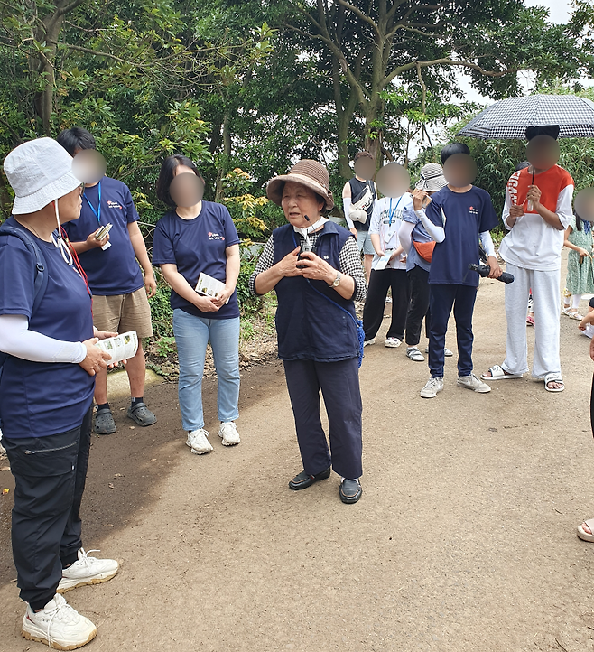 4·3해설하는 하는 홍춘호 할머니(사진, 사단법인 제주다크투어)