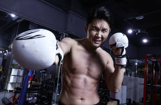 종합격투기 선수로 복귀한 개그맨 윤형빈. 일부는 ‘짜고 치는 쇼’라며 의심의 시선을 보내지만, 그는 “앞니가 부러질 정도(작은 사진)로 열심히 훈련하고 있다”며 진정성을 어필했다. 김성룡 기자