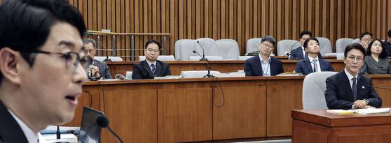 24일 인사청문회에 출석한 김민석 국무총리 후보자(오른쪽)가 자금 출처 등 여러 의혹을 제기해온 주진우(왼쪽) 국민의힘 의원의 발언을 듣고 있다. 김성룡 기자