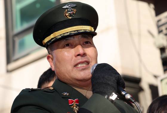 채 상병 순직 사건과 관련해 항명 및 상관명예훼손 혐의로 기소된 박정훈 전 해병대 수사단장(대령)이 지난 1월 9일 오전 서울 용산구 중앙지역군사법원에서 열린 1심 선고공판을 마치고 나와 발언 하고 있다. 이날 재판부는 군 검찰이 박정훈 대령에게 적용했던 혐의 모두에 대해 무죄 판단을 내렸다. 뉴스1