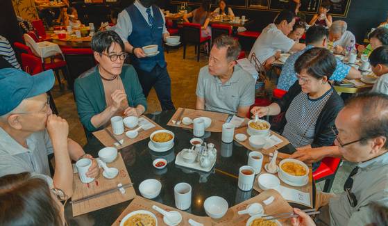 박찬일 셰프와 홍콩백끼 미식 원정대가 완탕면 맛집 '정두'를 찾았다. 백종현 기자