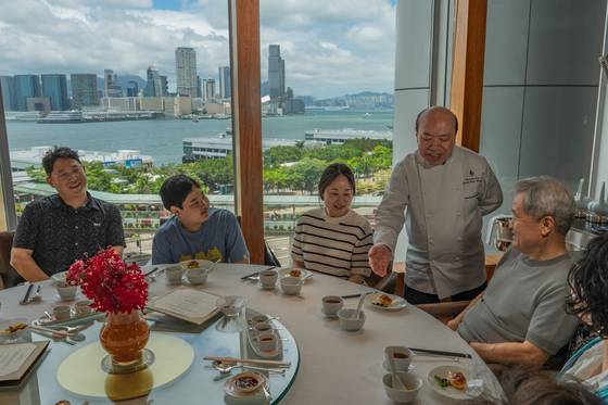 '룽킹힌(포시즌스 호텔 홍콩)'의 찬얀탁 셰프가 시그니처 메뉴인 전복 딤섬을 선보였다. 중화요리로 전 세계 최초로 미쉐린 3스타를 받은 전설적인 요리사다. 백종현 기자