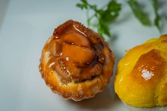 전복 페이스트리 딤섬. 중식 세계 최초의 미쉐린 3스타 '룽킹힌'의 대표 메뉴다. 닭고기를 넣은 바삭한 페이스트리 위에 구운 전복을 통째로 올려 낸다. 백종현 기자