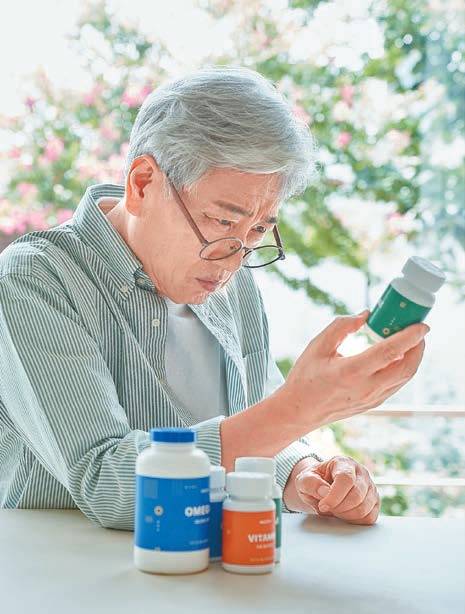 나이 들면 황반변성, 백내장, 녹내장 등 실명 질환에 대한 철저한 관리가 필요하다. 루테인·지아잔틴·아스타잔틴 등 눈 건강에 도움되는 성분을 섭취하는 것이 좋다. [사진 게티이미지뱅크]